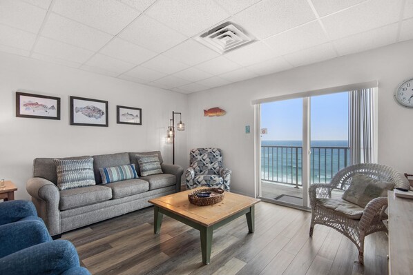 Departamento, varias camas (Sans Souci unit 508) | Área de sala de estar | Televisión 