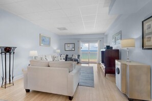 Apartamento, varias camas (Sans Souci unit 705) | Zona de estar | Una televisión