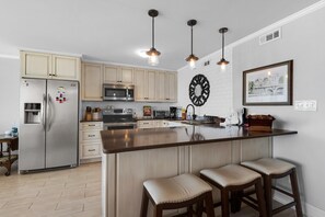 Departamento, 1 cama King size (Santa Rosa Dunes 1062) | Cocina privada | Horno, tostadora y toallas de papel 