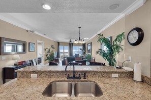 Apartment, Mehrere Betten (Emerald Isle unit 202) | Innenbereich