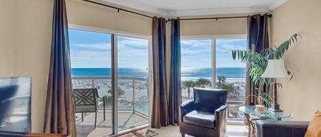 Appartement, plusieurs lits (Emerald Isle unit 202) | Coin séjour | Télévision