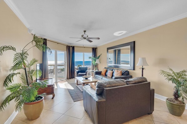 公寓, 多張床 (Emerald Isle unit 202) | 客廳 | 電視