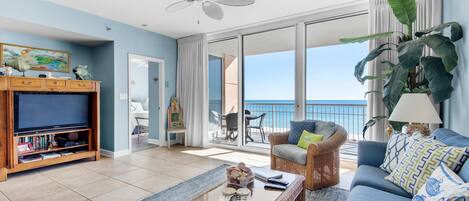 アパートメント ベッド (複数台) (Santa Rosa Towers unit 803) | リビング エリア | テレビ