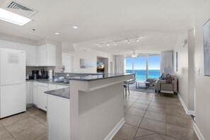 Leilighet, flere senger (Santa Rosa Towers unit 803) | Eget kjøkken | Ovn, brødrister og papirhåndklær