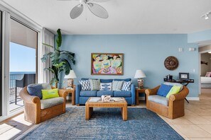 Apartment, Mehrere Betten (Santa Rosa Towers unit 803) | Wohnbereich | Fernseher