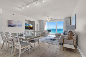 Leilighet, flere senger (Santa Rosa Towers unit 803) | Oppholdsområde | TV