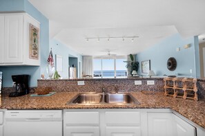 Apartment, Mehrere Betten (Santa Rosa Towers unit 803) | Eigene Küche | Ofen, Toaster, Küchenrolle