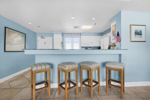 Apartment, Mehrere Betten (Santa Rosa Towers unit 803) | Eigene Küche | Ofen, Toaster, Küchenrolle