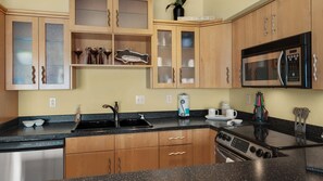 Apartment, 1 King Bed with Sofa bed (Seahorse unit M) | Private kitchen