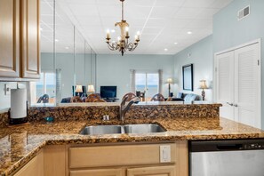 Apartment, Mehrere Betten (Sans Souci unit 104) | Eigene Küche | Ofen, Toaster, Küchenrolle