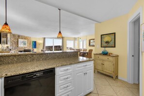 Condo, varias camas (Starboard Village 412) | Interior