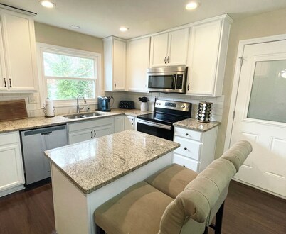 King beds, 2 Living Rooms Fast WIFI, 6th Convertible Bedroom Available