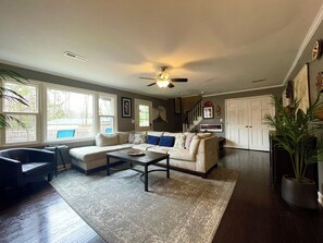 TV - King beds, 2 Living Rooms Fast WIFI, 6th Convertible Bedroom Available (Charlotte)