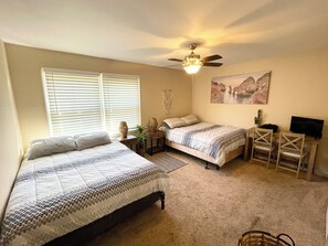 5 bedrooms, iron/ironing board, WiFi, bed sheets - King beds, 2 Living Rooms Fast WIFI, 6th Convertible Bedroom Available (Charlotte)