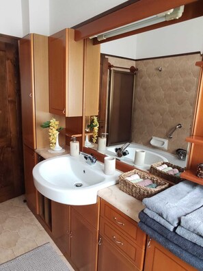 Sèche-cheveux, serviettes fournies, papier toilette