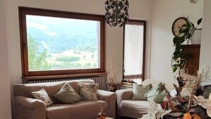 Un salon avec un canapé, une table basse et un vase décoratif.