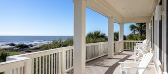 Beautiful Oceanfront Home, Amazing Ocean and Golf Course Views; Community Pool!