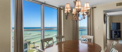 Apartment, Mehrere Betten (Tristan Towers unit 5A)