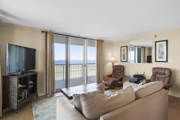 Apartment, Mehrere Betten (Tristan Towers unit 5A) | Wohnbereich