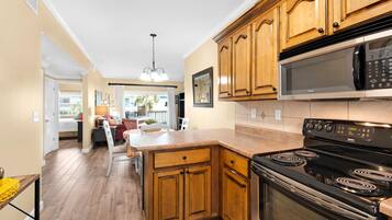 Appartement, Meerdere bedden (Villas on the Gulf unit J7) | Privékeuken | Een oven, een broodrooster