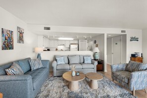 Condo, várias camas (Starboard Village 423) | Área de estar | TV