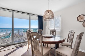 Condo, varias camas (Starboard Village 424- Beach Haven) | Restaurantes