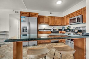 Condo, varias camas (Starboard Village 411) | Cocina privada | Horno, tostadora y toallas de papel 