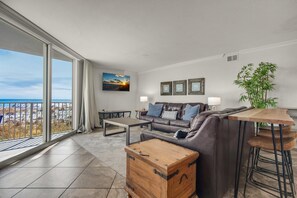 Apartamento, varias camas (Starboard Village 411) | Zona de estar | Una televisión