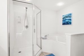 Apartment, Multiple Beds (Emerald Dolphin unit 650) | Bathroom | Towels, soap, toilet paper - Emerald Dolphin Unit 650 (Pensacola Beach)