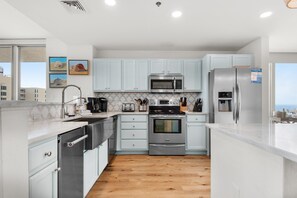 Apartment, Multiple Beds (Emerald Dolphin unit 650) | Private kitchen - Emerald Dolphin Unit 650 (Pensacola Beach)