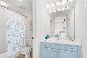 アパートメント ベッド (複数台) (Emerald Dolphin unit 650) | バスルーム | タオル、石鹸、トイレットペーパー