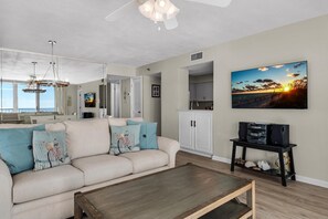 Apartment, 1 Queen Bed (Tristan Towers unit 9B) | Living area