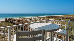 Outdoor dining - Starboard Village 225- Sandpiper Cottage (Pensacola Beach)