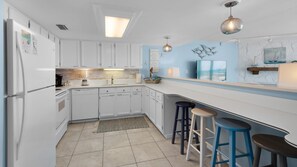 Condo, nhiều giường (Starboard Village 225- Sandpiper Cott) | Bếp riêng | Lò nướng, lò nướng bánh mì, khăn giấy 