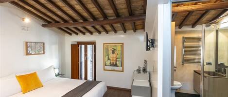 2 bedrooms, iron/ironing board, internet, bed sheets