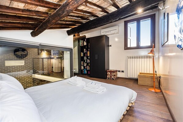 2 bedrooms, iron/ironing board, Internet, bed sheets