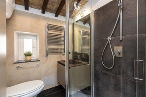 Ducha, secador de pelo, bidet, toallas