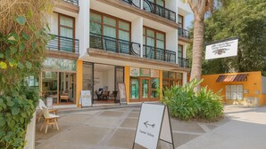 Un hotel con restaurante a nivel de calle y un cartel que indica "Raamree Varom".