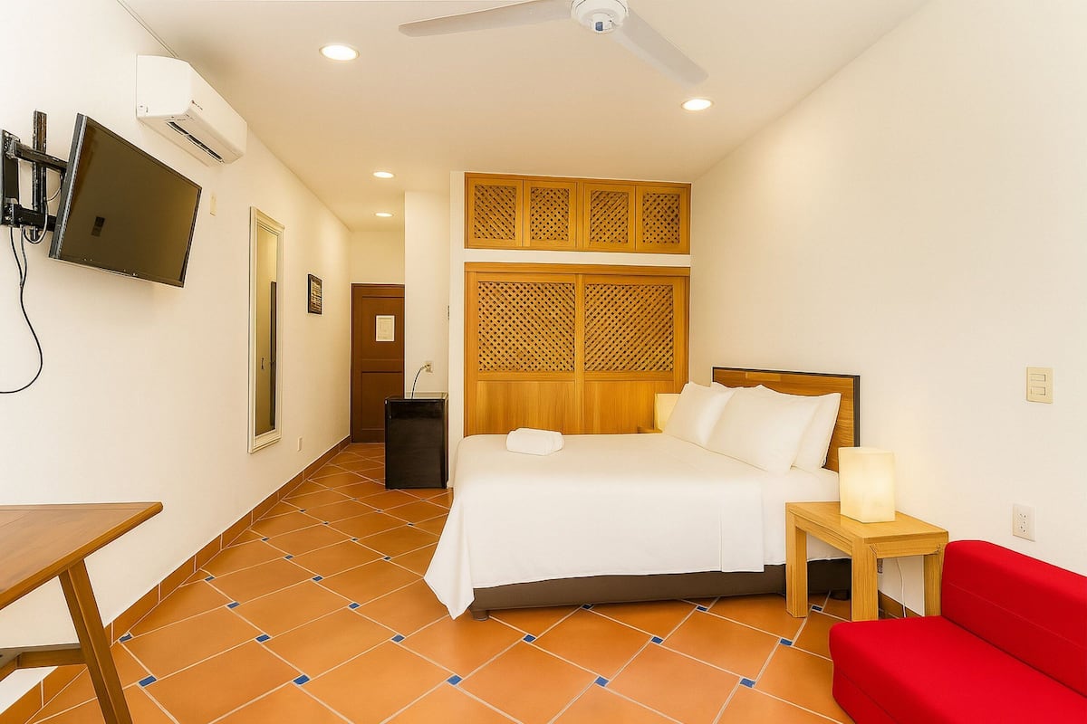 1 bedroom, premium bedding, in-room safe, desk