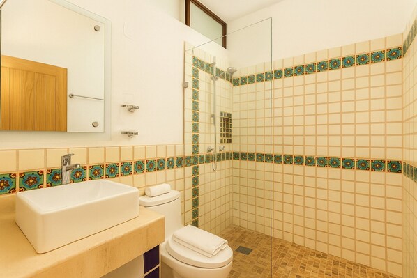 A bathroom with a sink, toilet, and shower. - Hotelito73 (San Francisco)