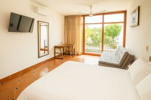 高級寢具、客房內保險箱、書桌、筆電工作空間