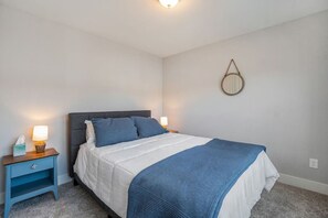 4 Schlafzimmer, Schreibtisch, Bügeleisen/Bügelbrett, Reisekinderbett