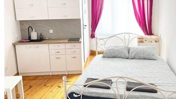 1 bedroom, bed sheets
