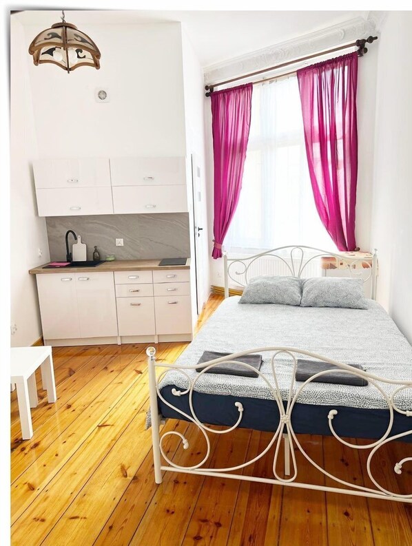 1 bedroom, bed sheets