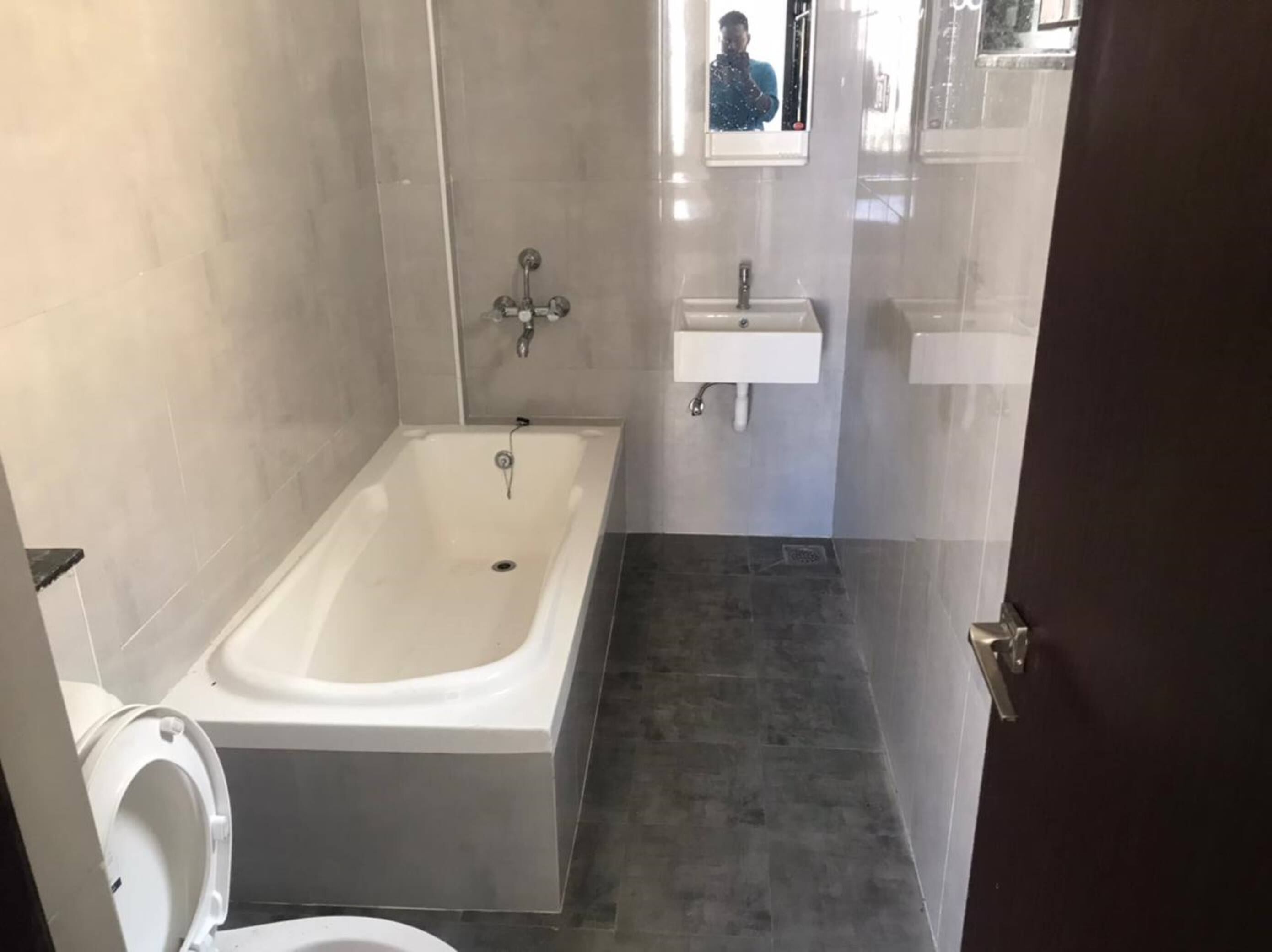 Un bagno con una vasca, un water e un lavandino.