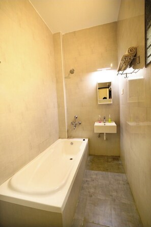 مجففات شعر، مناشف، صابون، ورق حمّام