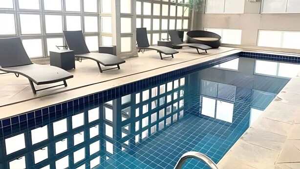Kolam renang indoor dan kolam renang outdoor