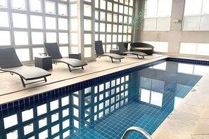 室內游泳池和室外游泳池