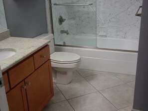 Leilighet, 1 queensize-seng med sovesofa (Tristan Towers unit 13C) | Bad