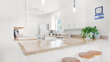 Rumah, Beberapa Tempat Tidur (Makarios Beach Blu) | Dapur pribadi | Oven, pemanggang roti, dan tisu